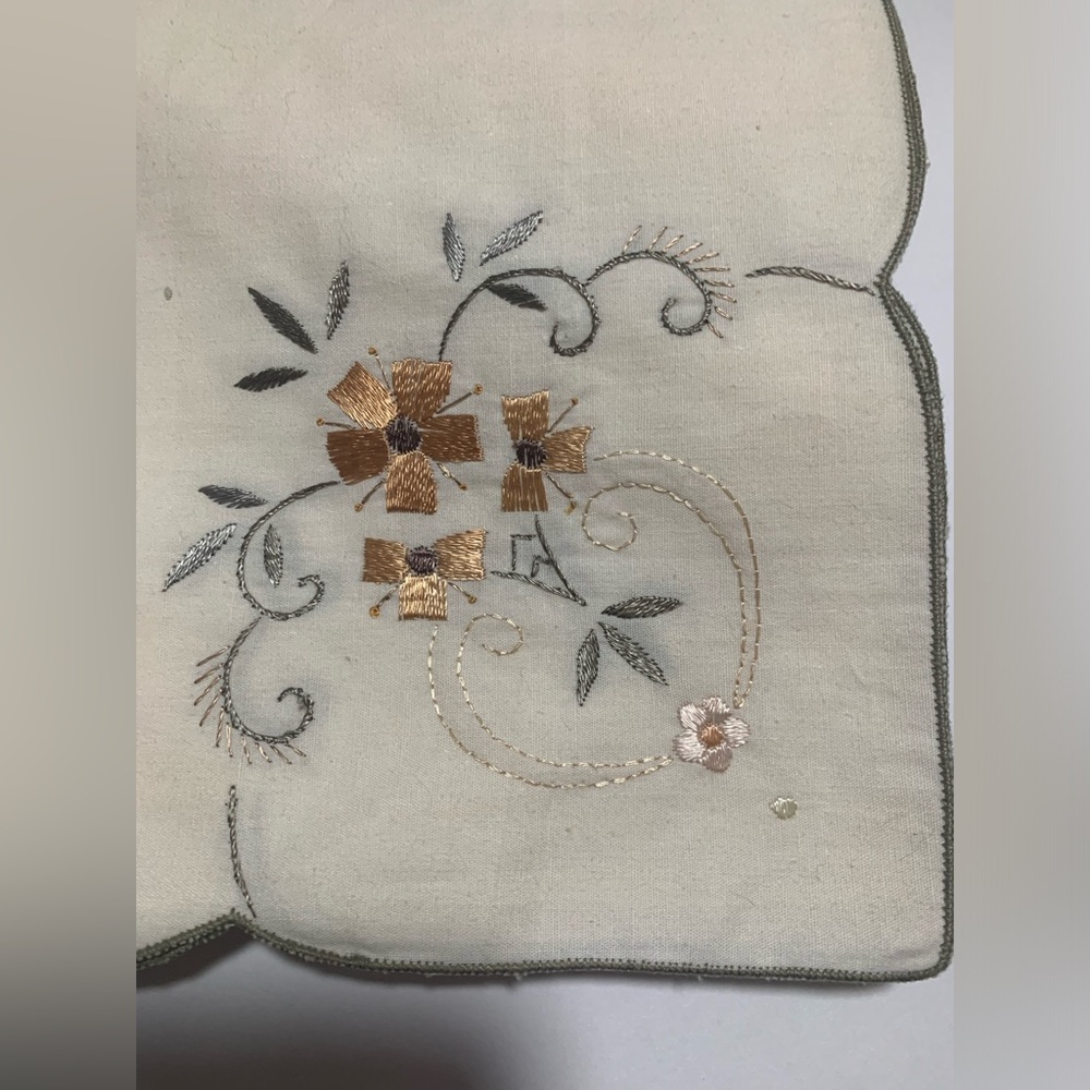 NWOT never used Vintage set of 12 embroidery linen napkin  size 16 1/2 x 16 1/2